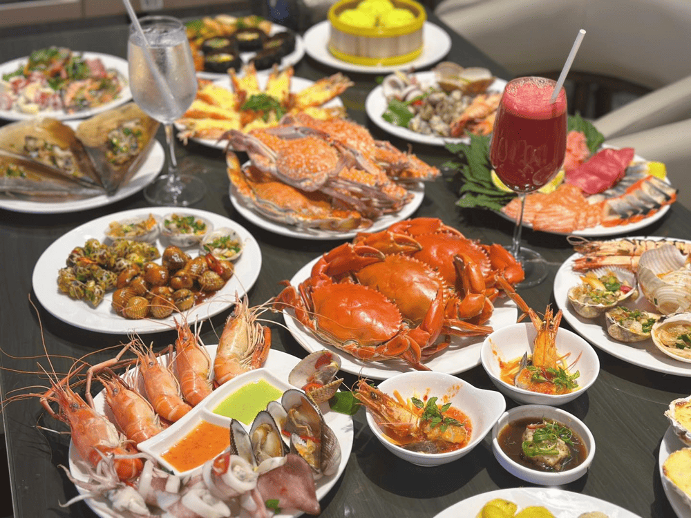 Quầy buffet của Poseidon c&oacute; đến h&agrave;ng trăm m&oacute;n hải sản đa phong c&aacute;ch từ &Aacute; đến &Acirc;u (Nguồn: Buffet Poseidon)